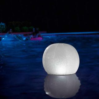 Многоцветна плаваща LED топка INTEX за басейни и джакузита